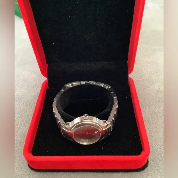 Ladies Gucci stainless steel watch🌹🌹 - Image 9