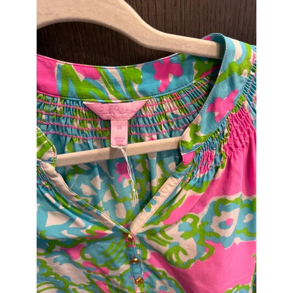 Lilly Pulitzer Elsa silk‎ blouse featuring a ruched neckline, partial button XS - Image 3