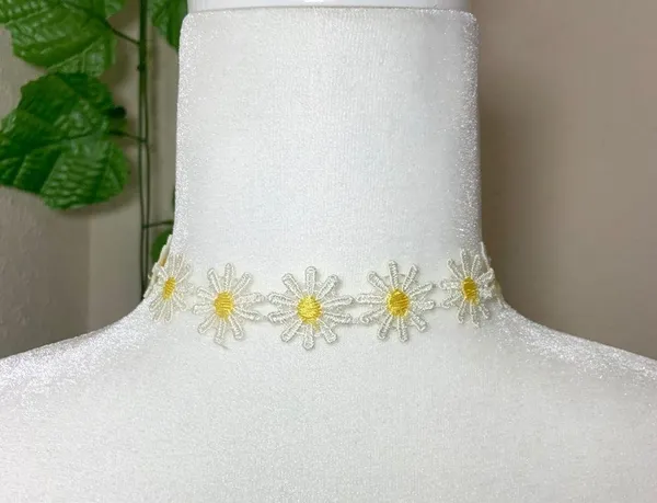 Daisy Chain Floral Choker Necklace New - Image 9