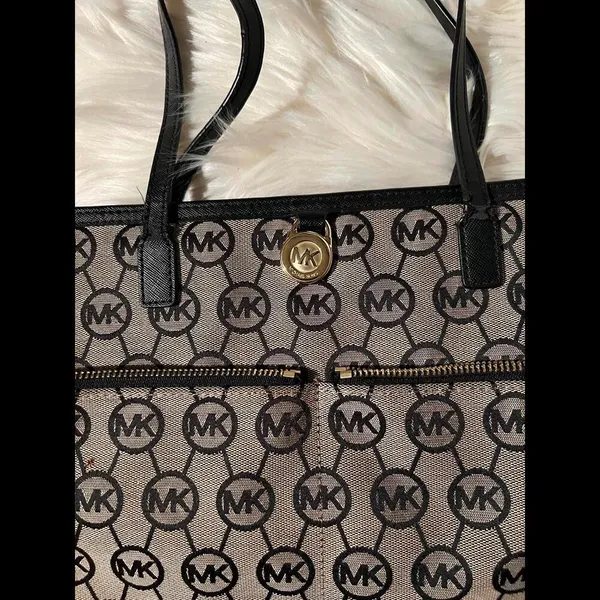 Michael Kors Signature Tote Bag – Stylish & Spacious - Image 3