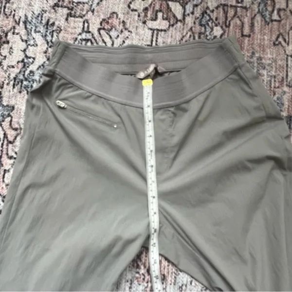 Athleta Mod Trekkie Crop Jogger Pants Ankle Zip Pull On Woven Light Gray Size 8 - Image 6