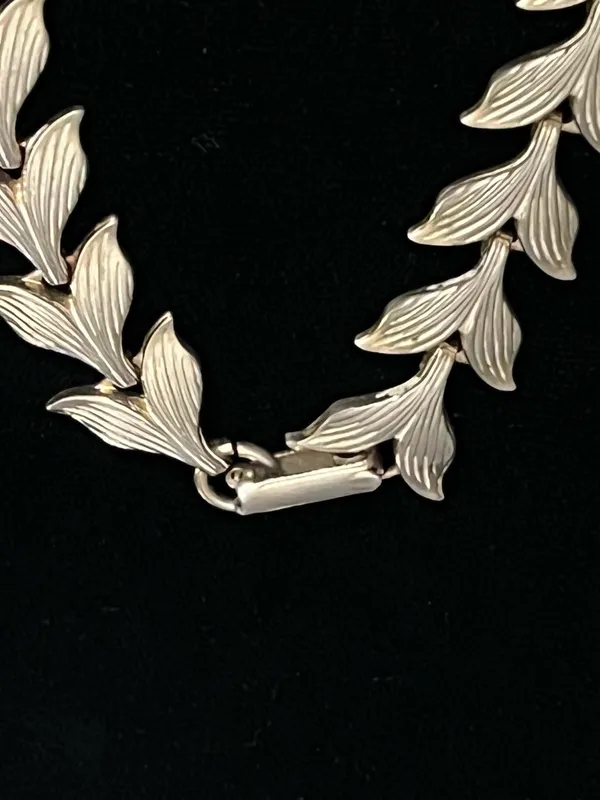 Vintage 15" Gold Tone Leaf Link Necklace - Image 3