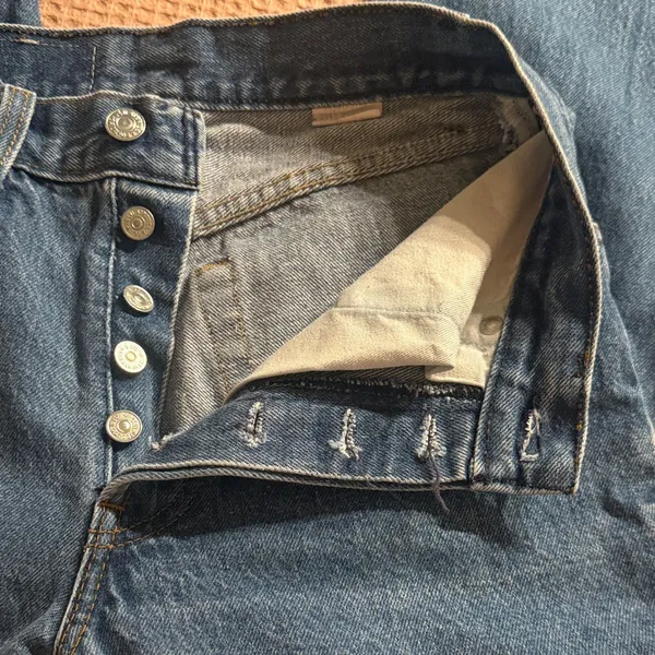 Levi's Classic Blue Jeans with Signature Patch - Image 5