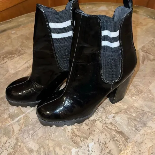 NWOT Forever 21 patent leather vinyl heeled boots booties size 7 - Image 2
