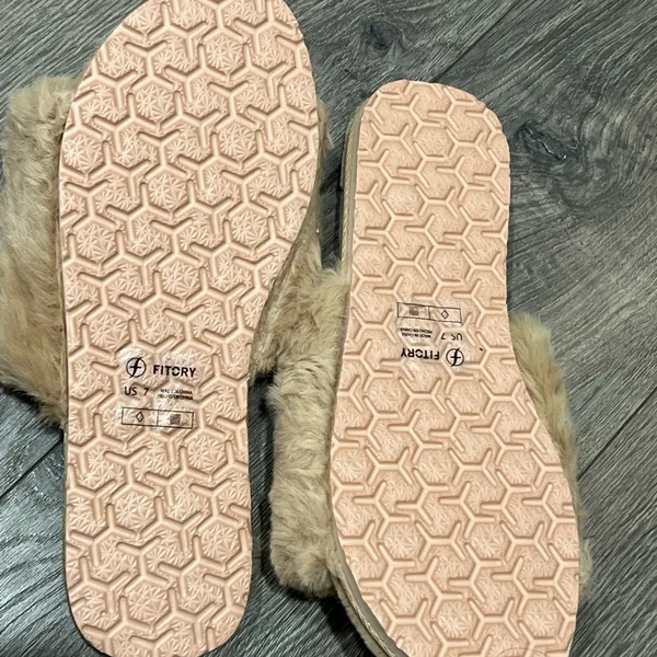 NEW Fitory Tan Faux Fur Women's Slippers Size 7 Open Toe, Fur Lined,Rubber Sole - Image 3