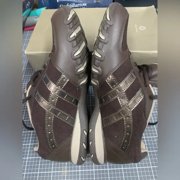 Skechers size 7 color chocolate - Image 6