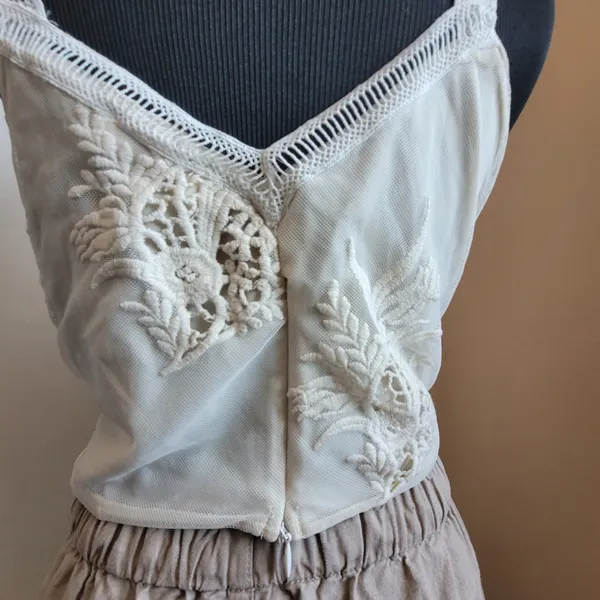 Elegant White And Off White Lace Top Cropped SRV X FTF Sz 1 NWT - Image 5