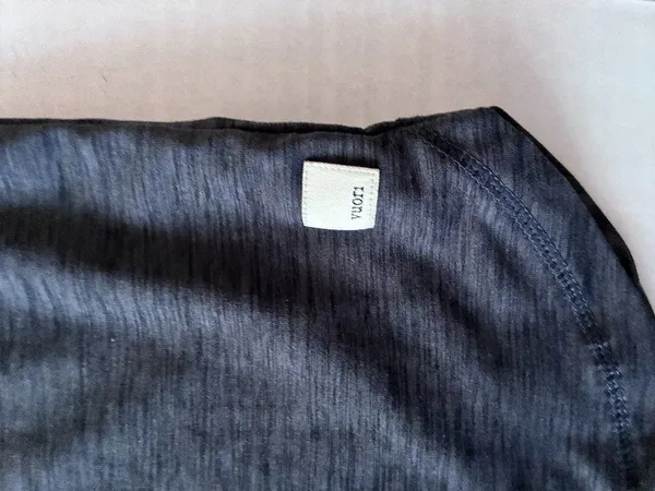 Vuori Short Sleeve Scoop Neck Pocket Tee - Classic Style - L - Heather Charcoal - Image 2