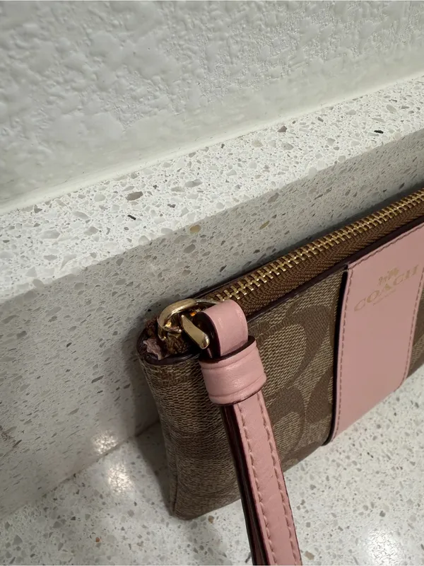 Coach Signature Logo Zip Wristlet Wallet, Beige/White, Credit Card Womens EUC - Image 2