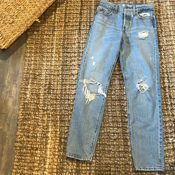 Levi’s Premium Wedgie Straight Leg Light Wash Distressed Denim Jeans Size 23 - Image 2