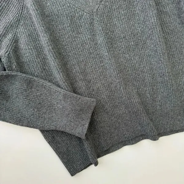 Old Navy NWT Gray V-Neck Knit Long‎ Sleeve Sweater Top Size Medium - Image 4