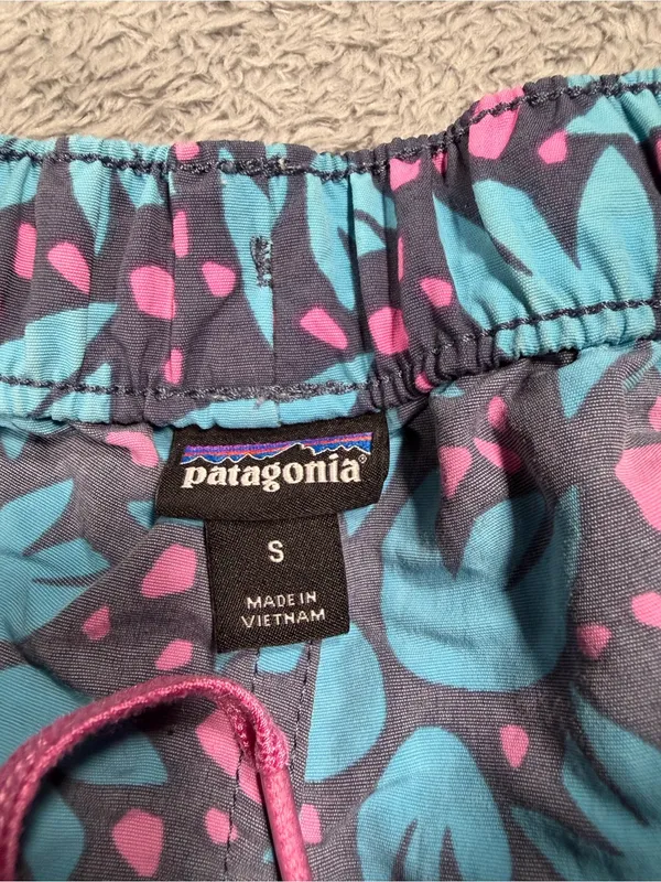 Patagonia barely baggies Blue pattern Shorts small - Image 6