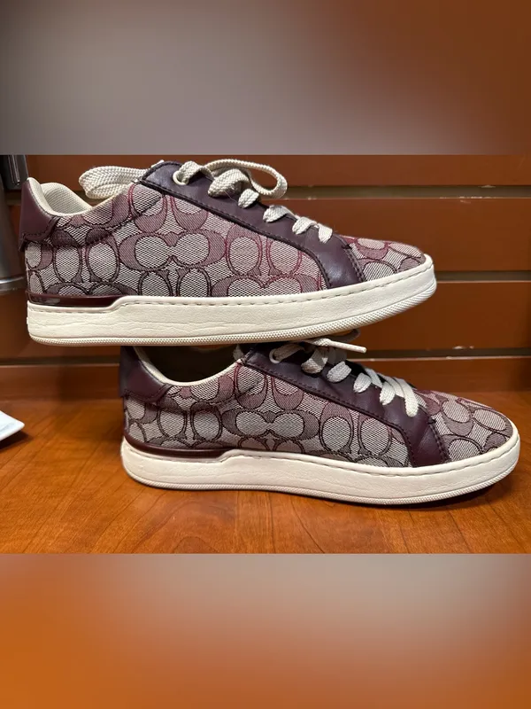 Coach G4967 Clip Low Top Sneakers Burgundy Signature C Size 8B - Image 3
