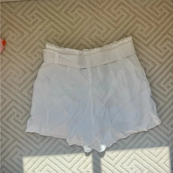 Vineyard Vines Women’s White Belted Shorts - Image 3