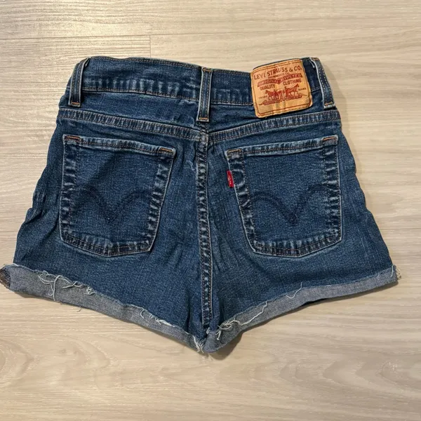 Levi’s 512 perfectly slimming cutoff denim shorts size 2 - Image 4