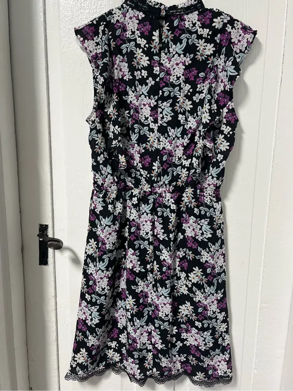 NWOT Express Floral Dress High Neck Lace Detail front slit size M - Image 3