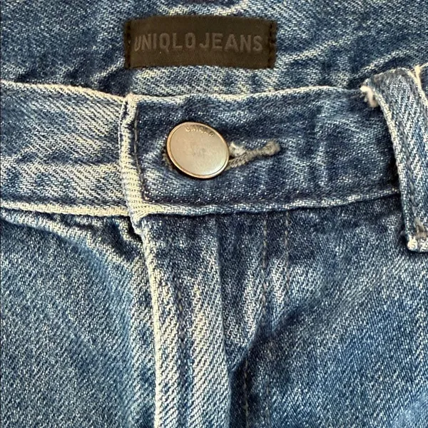 UNIQLO 90s Style Cut Offs 3/4 Denim Shorts - Image 7