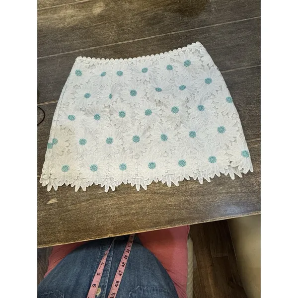 Saylor‎ Yenela Mini Skirt in White Daisies Size Large Embroidered Lace - Image 3