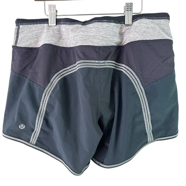 Lululemon Running Shorts Athletic Stretch Waist Pockets Size‎ 6 - Image 5