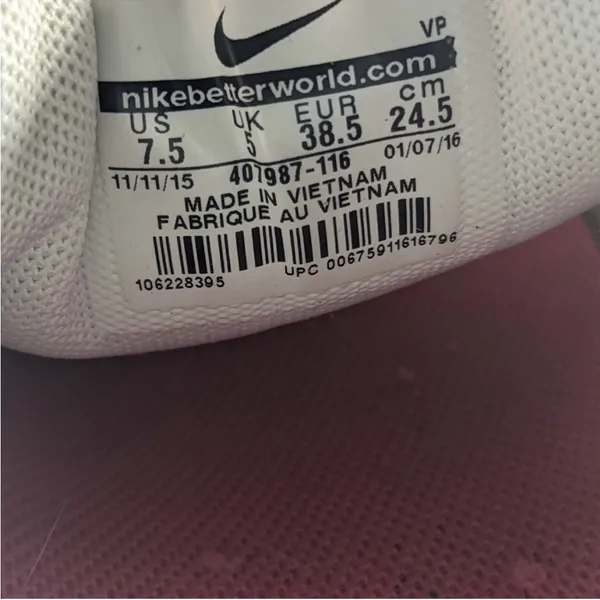 Nike Reak women run,size 7.5 , white silver - Image 9