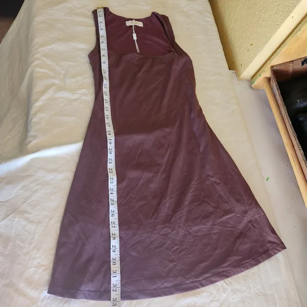 Qinsen Elegant Burgundy Sleeveless Dress. - Image 9