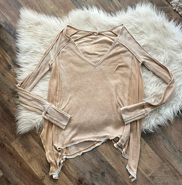 Free People Ridiculously sott Long sleeve thermal Thinner material- not thick waffle knit Oversized and flowly Approximate measurements provided - unstretched Cream/tan/brown in color Size XS G1 - Image 2