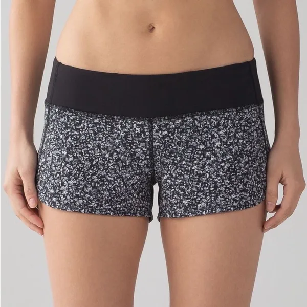 Lululemon Speed Short 4-way Stretch 2 1/2" Daisy Dust Alpine White Black 8 - Image 2
