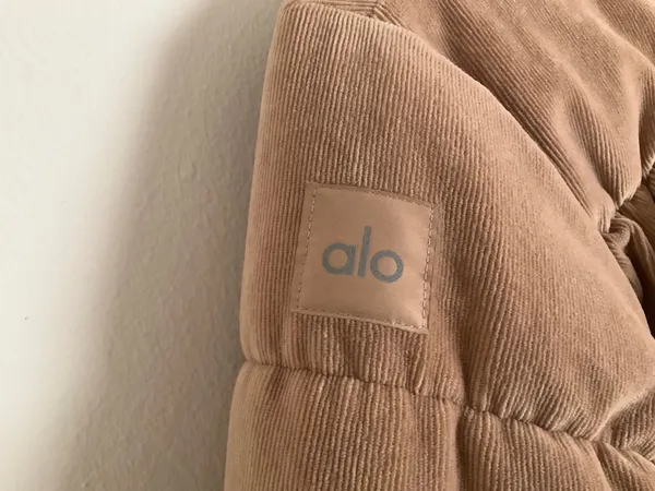 Alo Yoga Micro Corduroy Dreamy Puffer Chai Latte XXS - Image 12