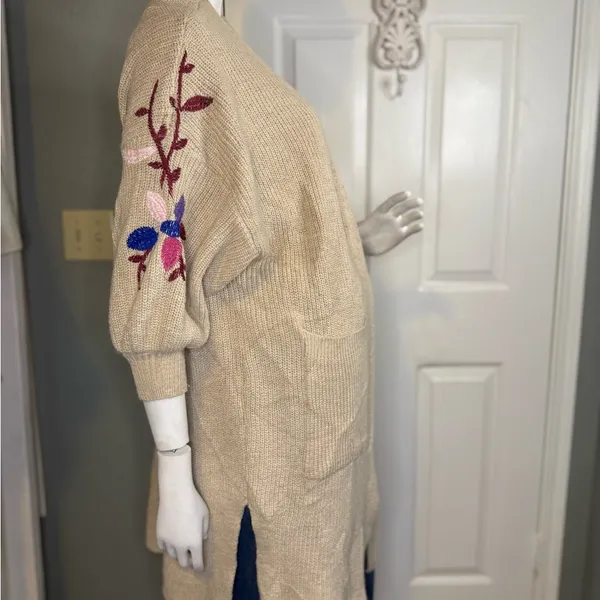 Knitted Long Cardigan Sweater Embroidered Flowers Chunky Size large. - Image 7