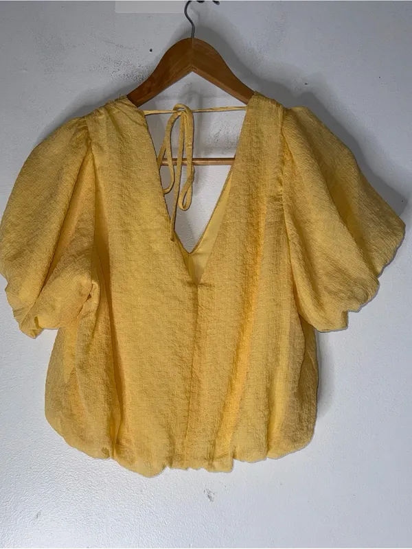 astr the label Yellow‎ Ballon Short Sleeve Tv Neck Top Small - Image 2