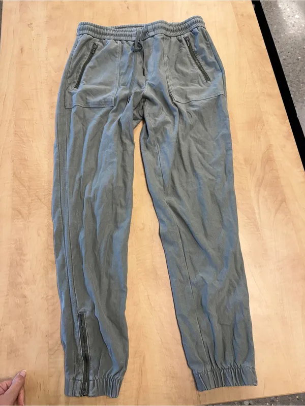 Athleta Light Gray/Green Jogger Pants with Zippered Pockets size 4 - Image 9