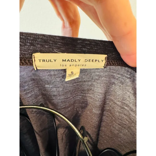 Truly Madly Deeply Peplum Tee Womens Small Soft Charcoal Gray Crewneck - Image 3