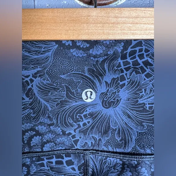 Lululemon Wunder Under Hi-Rise 1/2 Tight *Full-On Luxtreme 17 size 4 - Image 4