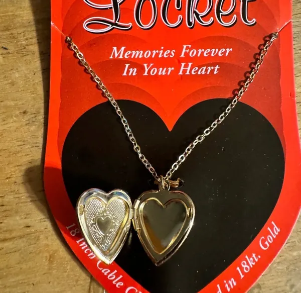Memories forever in your heart gold tone locket necklace - Image 2