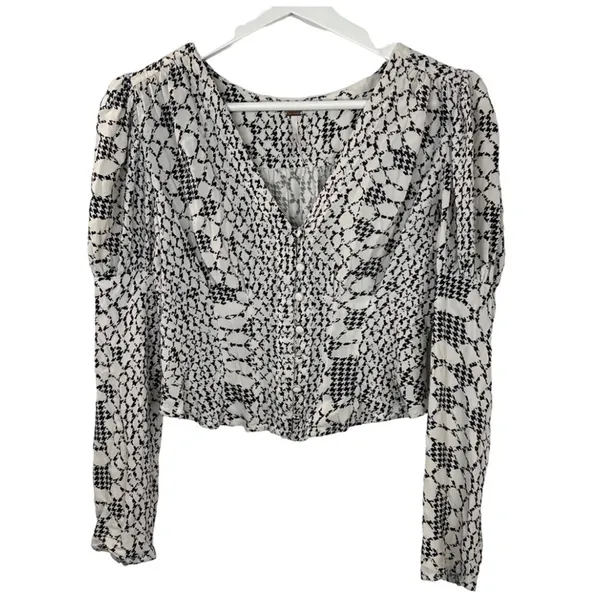 Free People Black and White V-Neck cropped long sleeve shirt Size Medium - Image 3