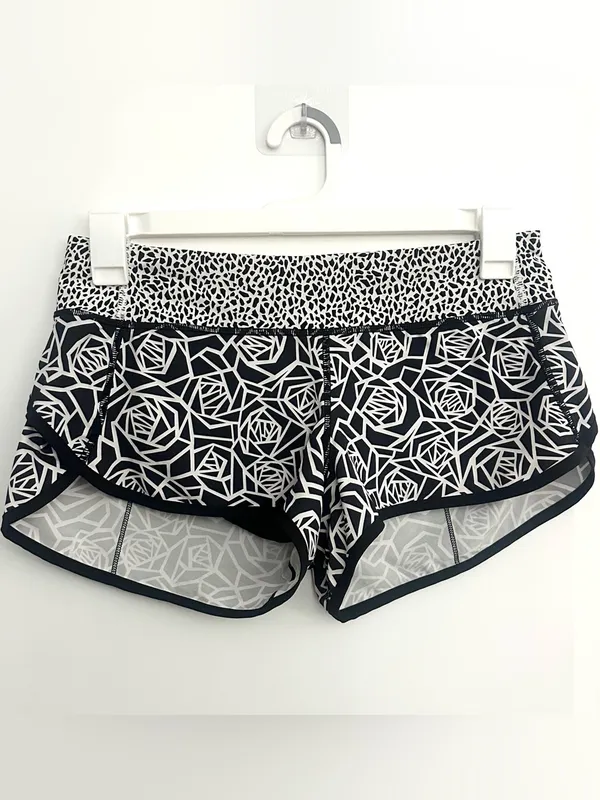 Lululemon Size 2 Run Speed Shorts Posey Black White Mosaic 4-Way Stretch Size 6 - Image 5
