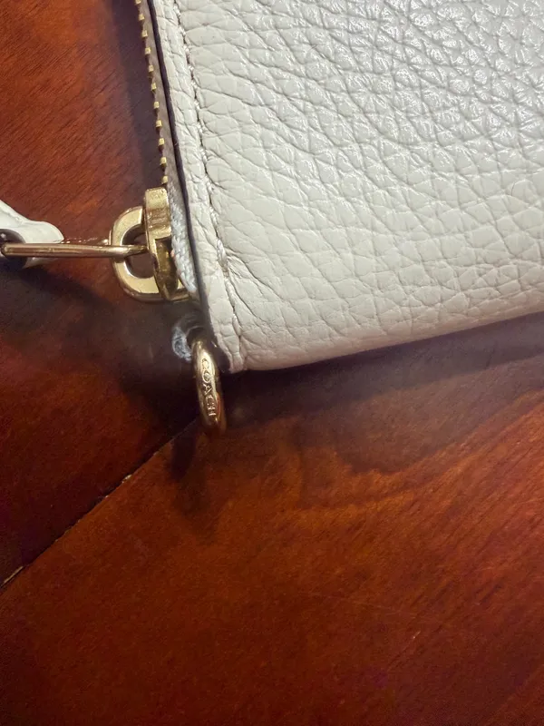 Authentic COACH White Pebbled Leather Wallet / Wristlet – Excellent Condition - Image 3