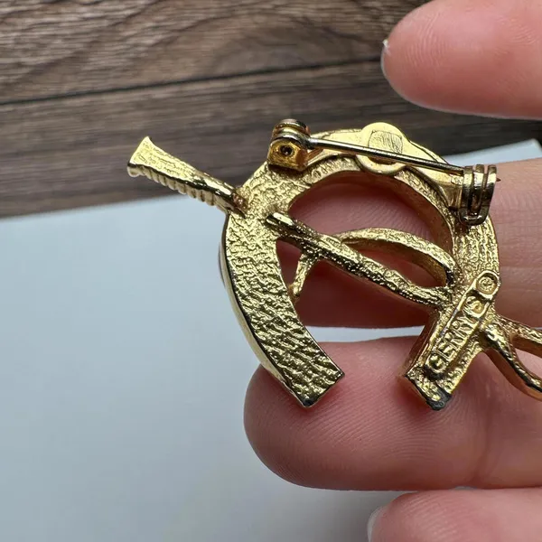 Vintage Gerry’s Rhinestone Horse Shoe With Riding Crop Brooch Pin Gold Tone - Image 6