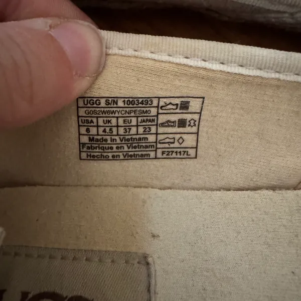 UGG Size 6 Off White Flats - Image 7