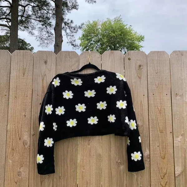 Cider Black & white flower cropped oversized sweater‎ size small - Image 5