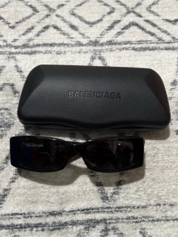 Balenciaga Black Rectangular Logo Sunglasses - Image 3