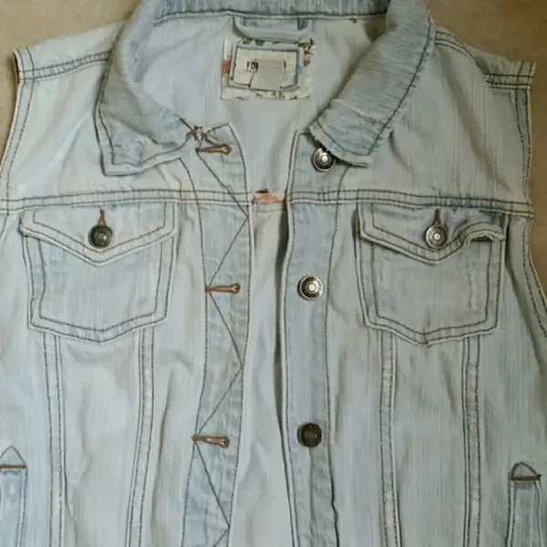 ✨HP✨F21 Light Wash Sleeveless Jean Jacket✨ - Image 5