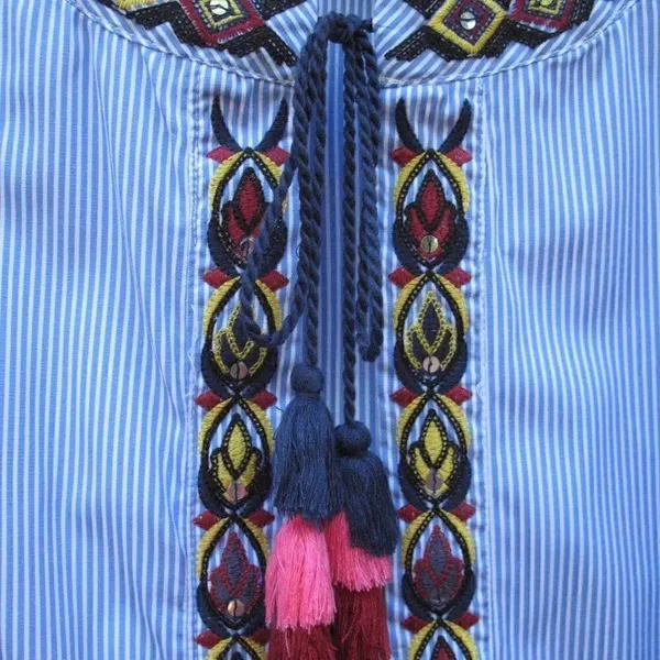 NWOT Blue White Embroidered Top - Image 9