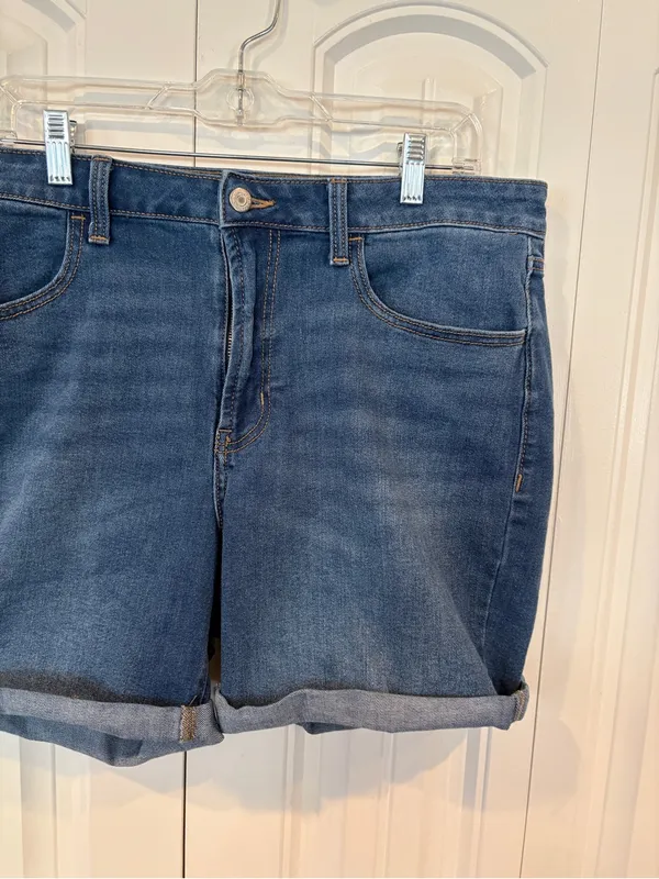 Old navy high rise wow Jean shorts size 14 - Image 3