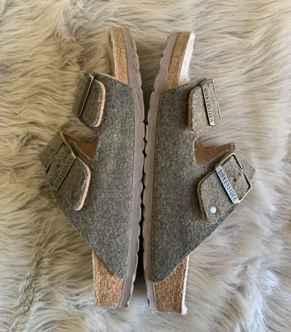 Birkenstock Women’s happy lamb wool Arizona sandals Size 7-7.5 - Image 3