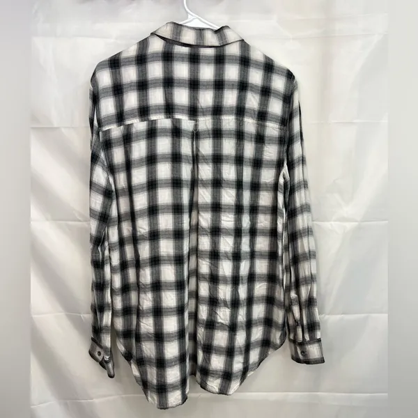 EUC American Eagle women’s black white‎ plaid relaxed boyfriend fit button shirt - Image 6