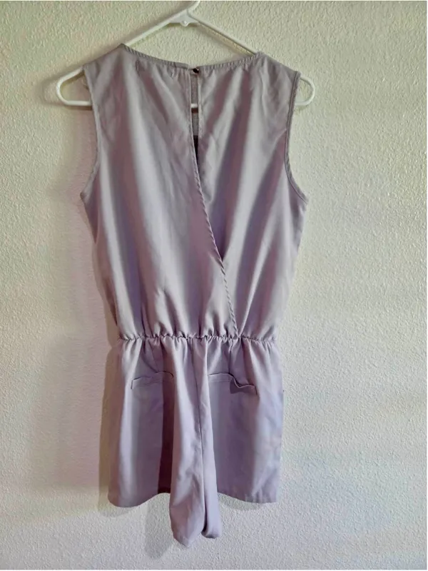Allegra K Sleeveless Back Overlap Keyhole Romper with Pockets Muted Gray Lilac S - Image 2