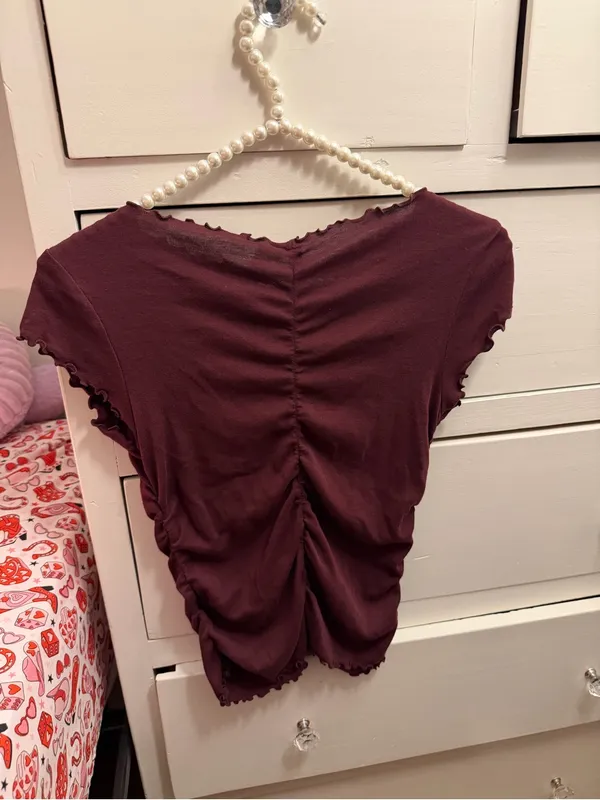 H&M Size Medium Casual Burgundy Red Ruched Lettuce Edge Short Sleeve Top - Image 2
