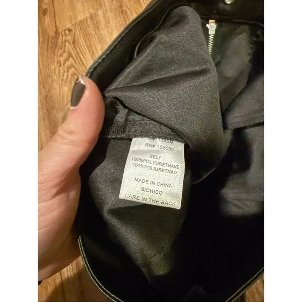 Love Tree black zip front faux leather mini skirt small - Image 5
