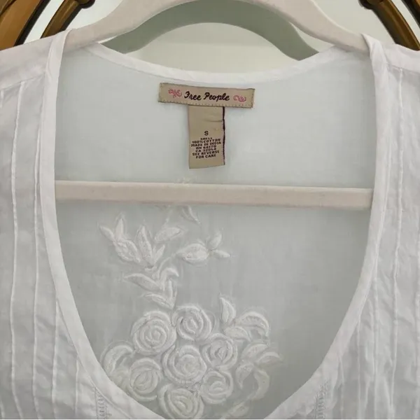 Free People vintage White cotton Embroidered Boho Tie-Front Top, size S - Image 2